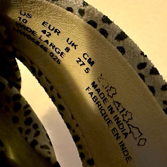 NWT HUSHPUPPIES sandals size 10 flat with a soft suede design for comfort - Picture 4 of 4